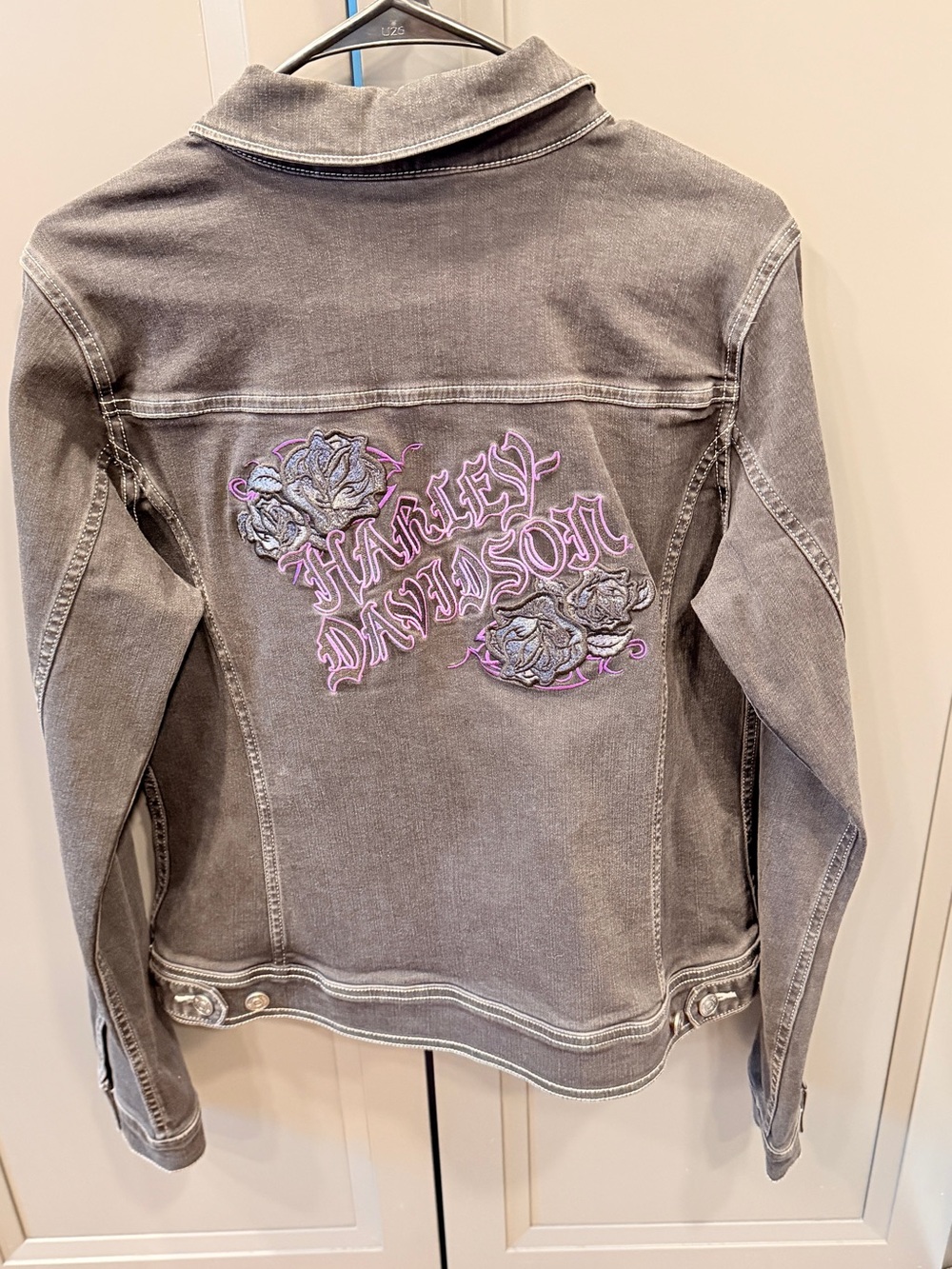 Harley-Davidson Gray Denim Jacket with Purple Rose Embroidery - Picture 5 of 9